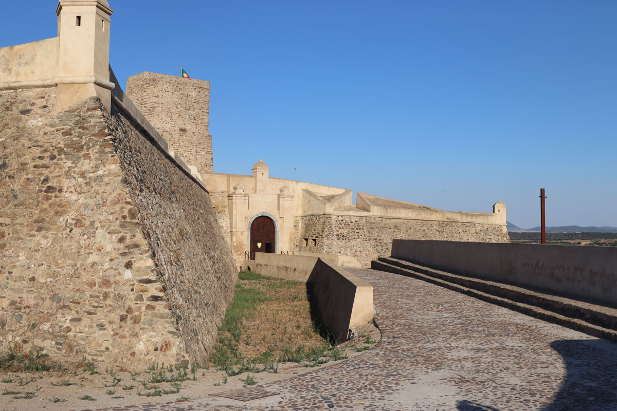 Fortaleza de Juromenha boven de rivier de Guadiana