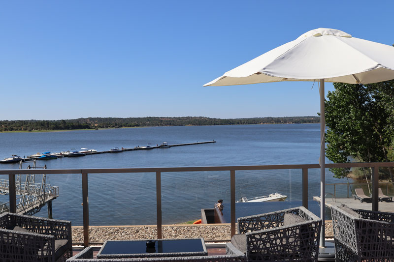 Terras met uitzicht op het stuwmeer van Montargil