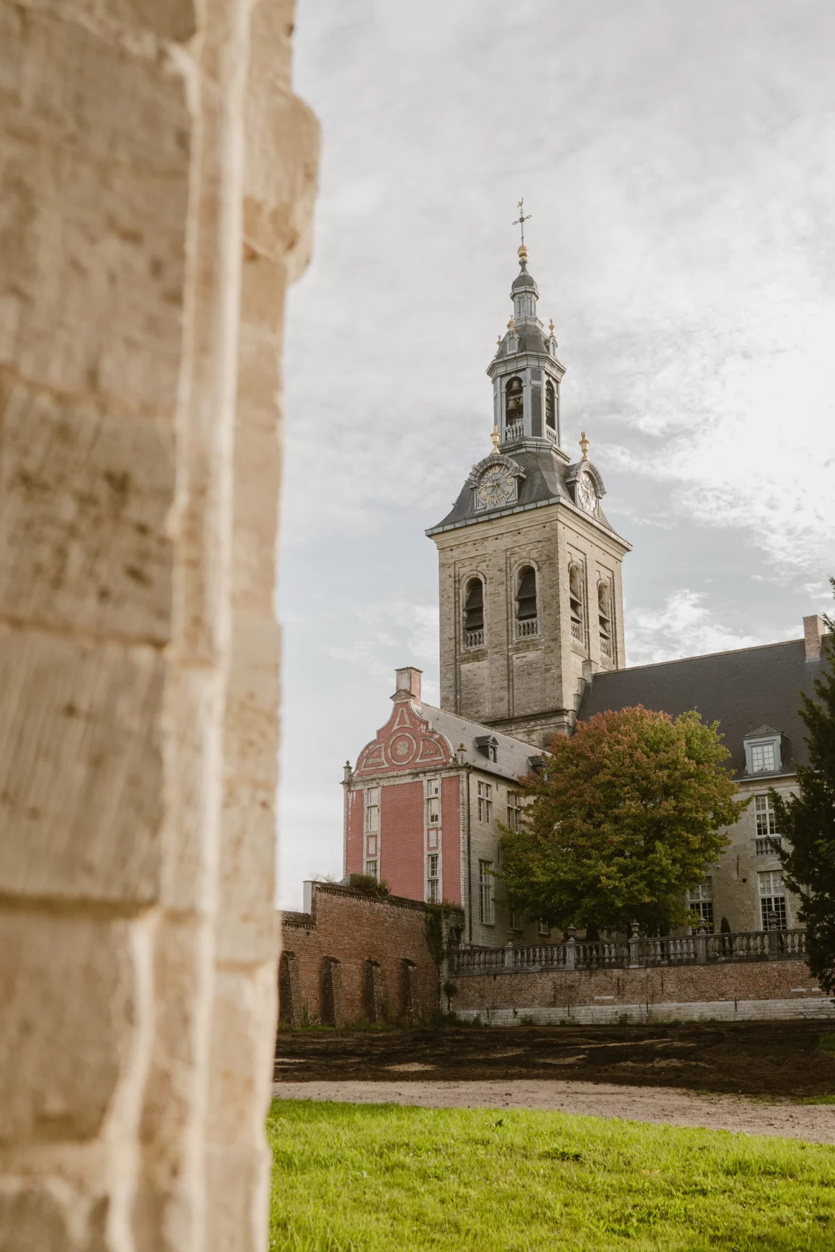 Gebouwen van Abdij van Park gezien door een stenen poort