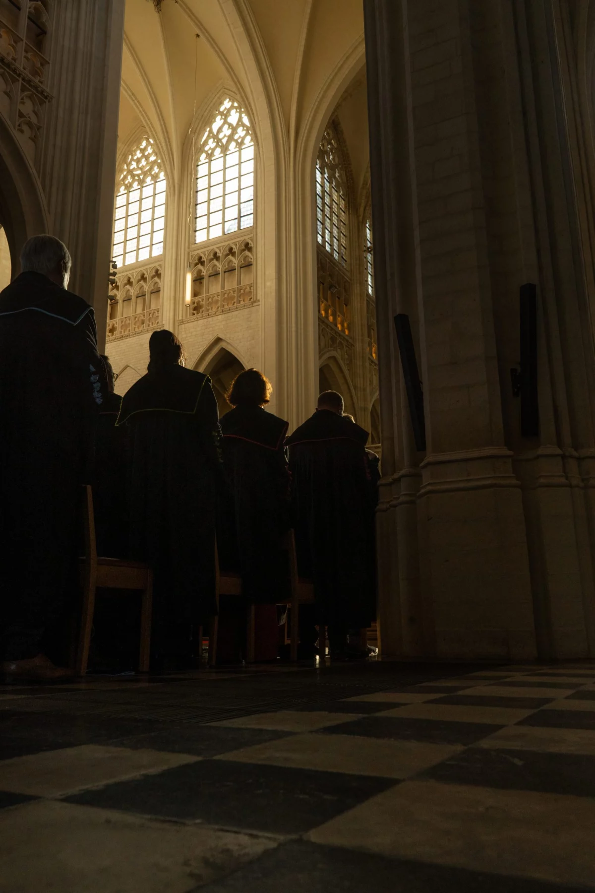 Bezoekers tijdens een viering in de Sint-Pieterskerk in Leuven