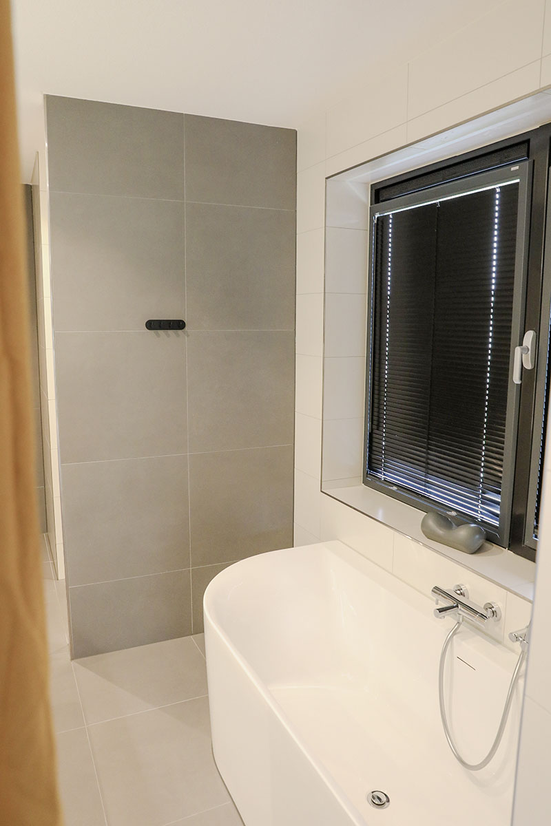Badkamer met ligbad in een luxe villa op Harderwold