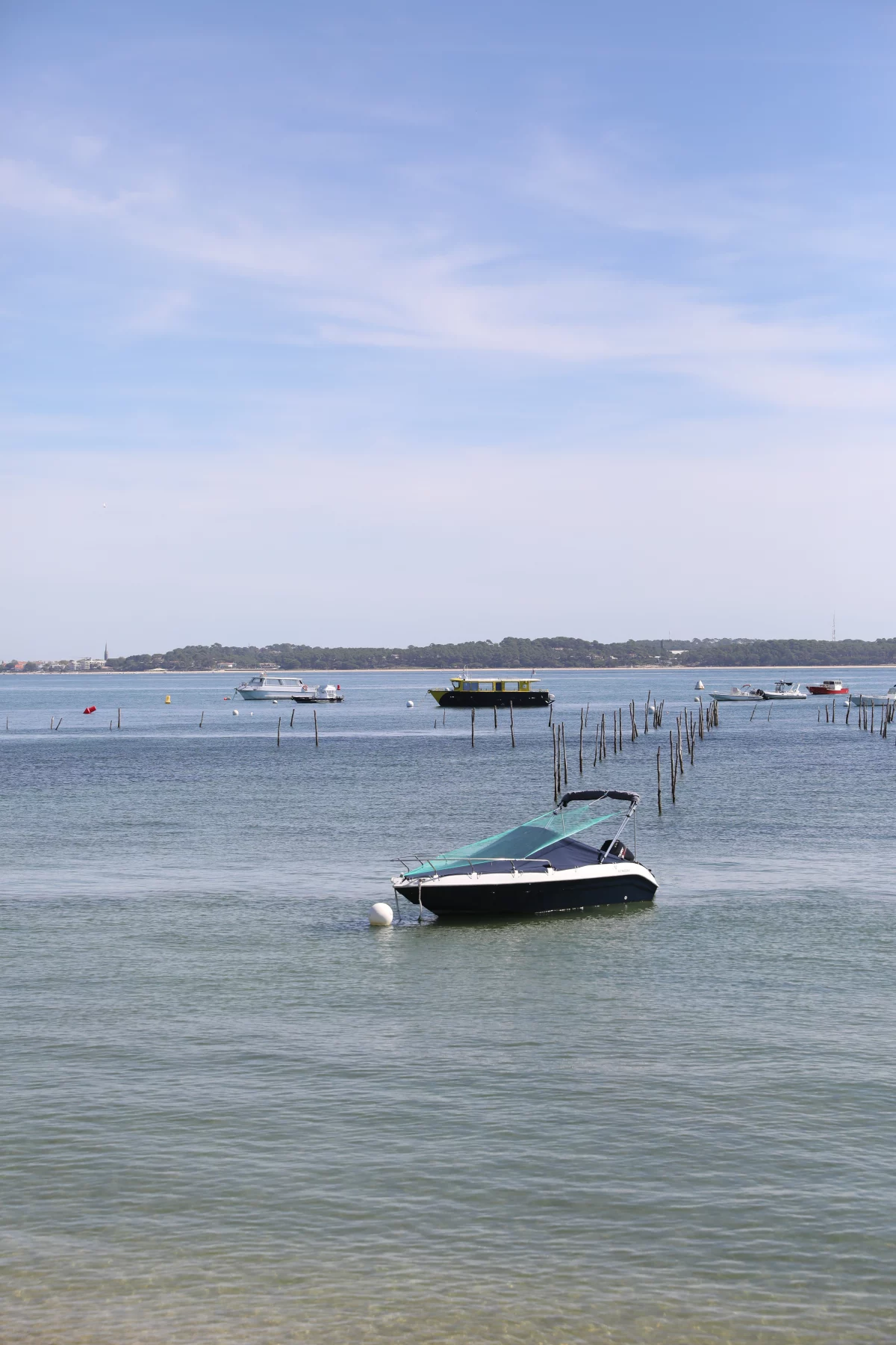 Boten en oesterpalen op het Bassin d’Arcachon bij Cap Ferret