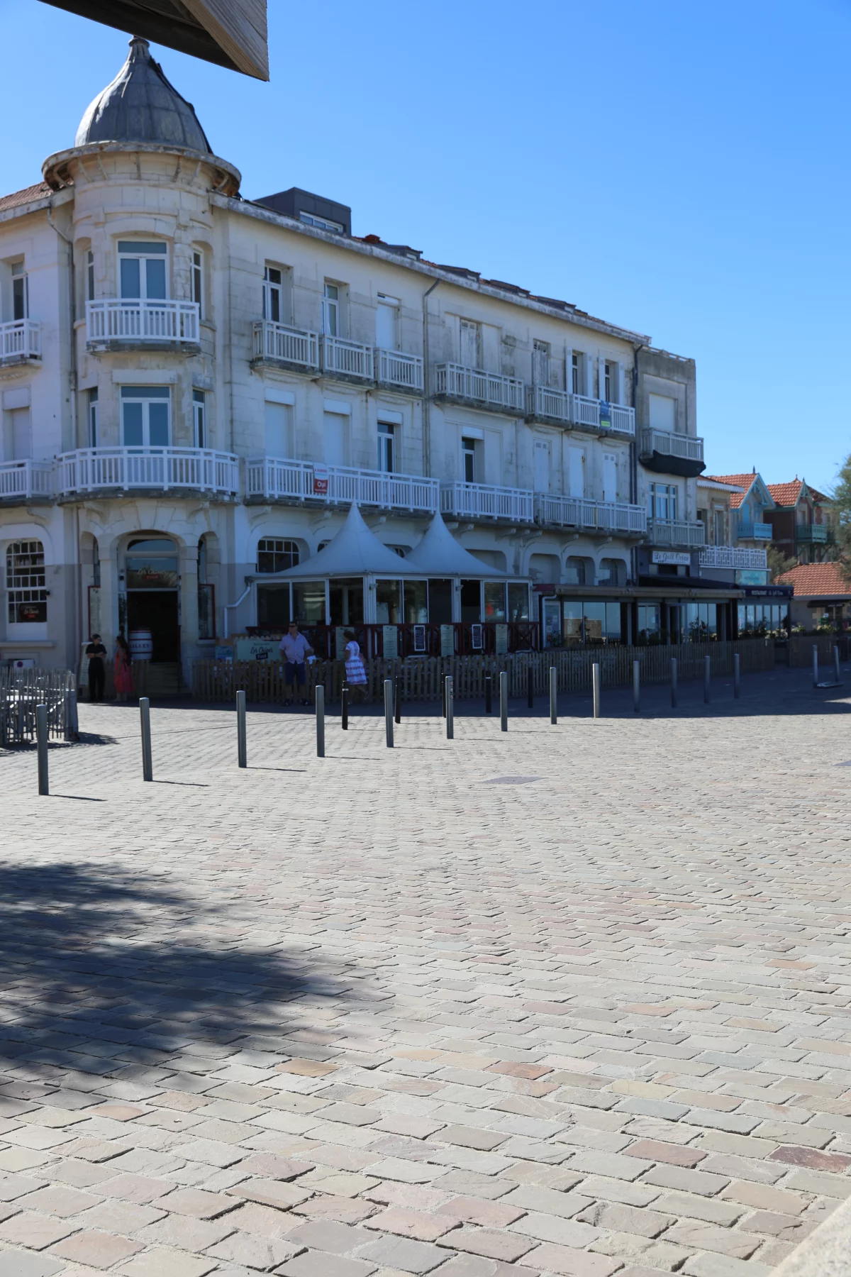 Belle Époque-gebouw aan een plein in Soulac-sur-Mer
