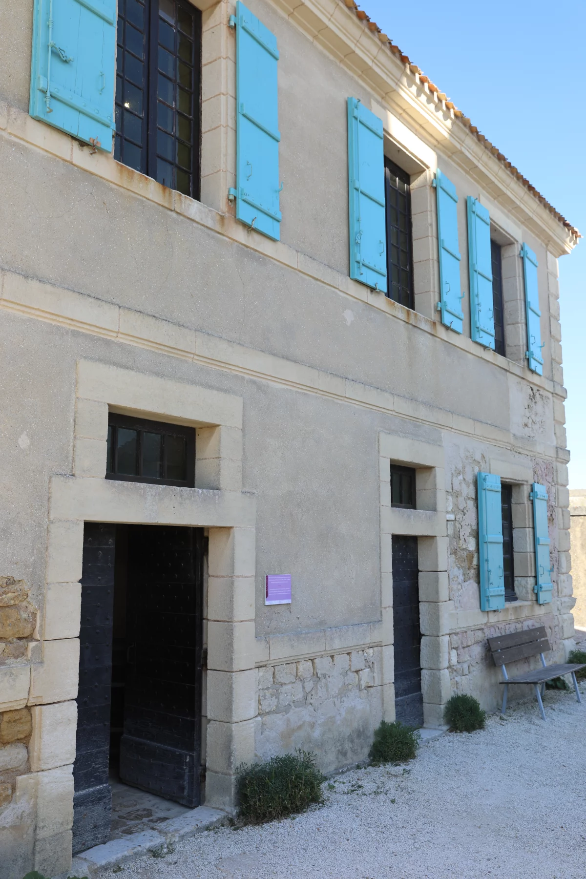 Historisch gebouw met blauwe luiken binnen Fort Louvois