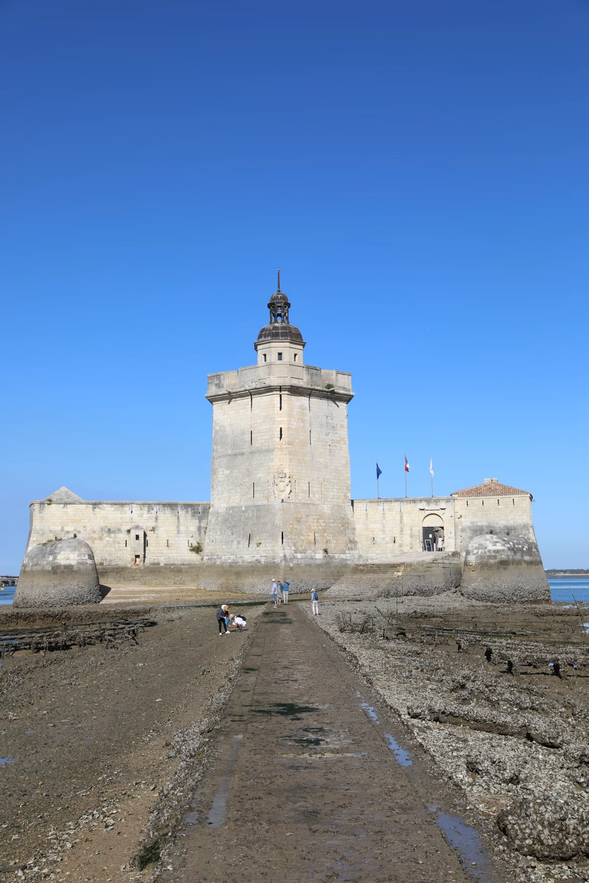 Fort Louvois bij laag water vanaf de toegangsdam