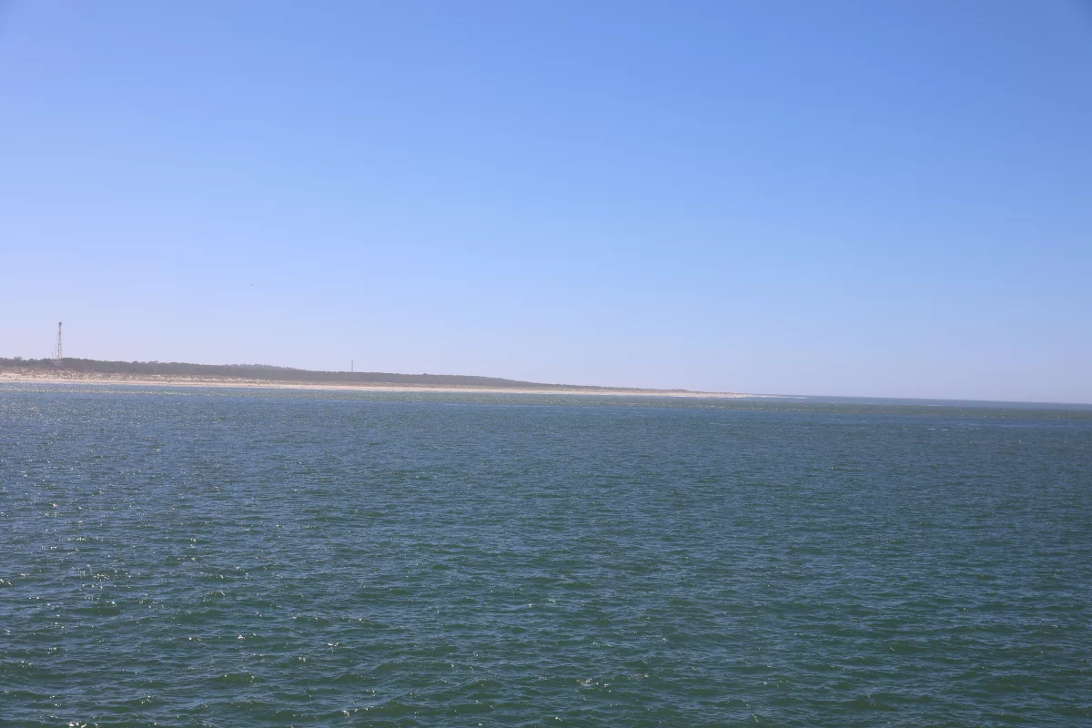 Uitzicht over de monding van de Gironde tijdens de ferryovertocht