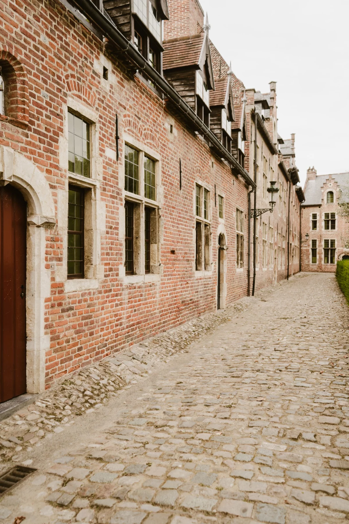Kasseistraatje met bakstenen huizen in het Groot Begijnhof van Leuven