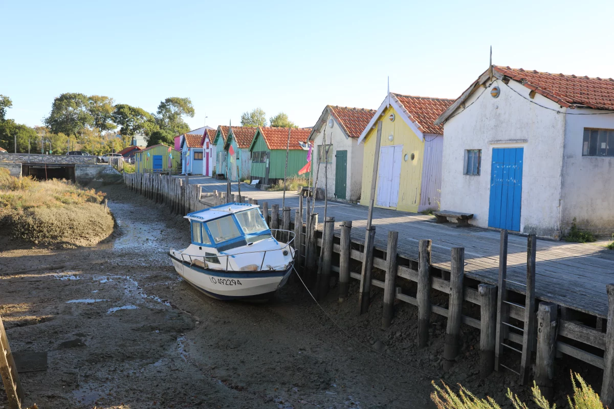 Kleurrijke voormalige oesterhutten langs de haven van Le Château-d’Oléron