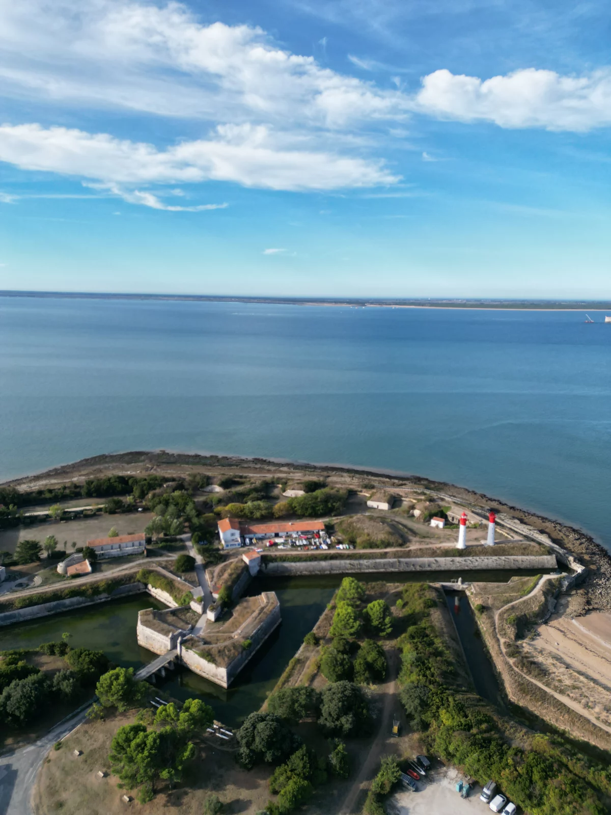 Luchtfoto van Île d’Aix met vesting, vuurtorens en omliggende zee