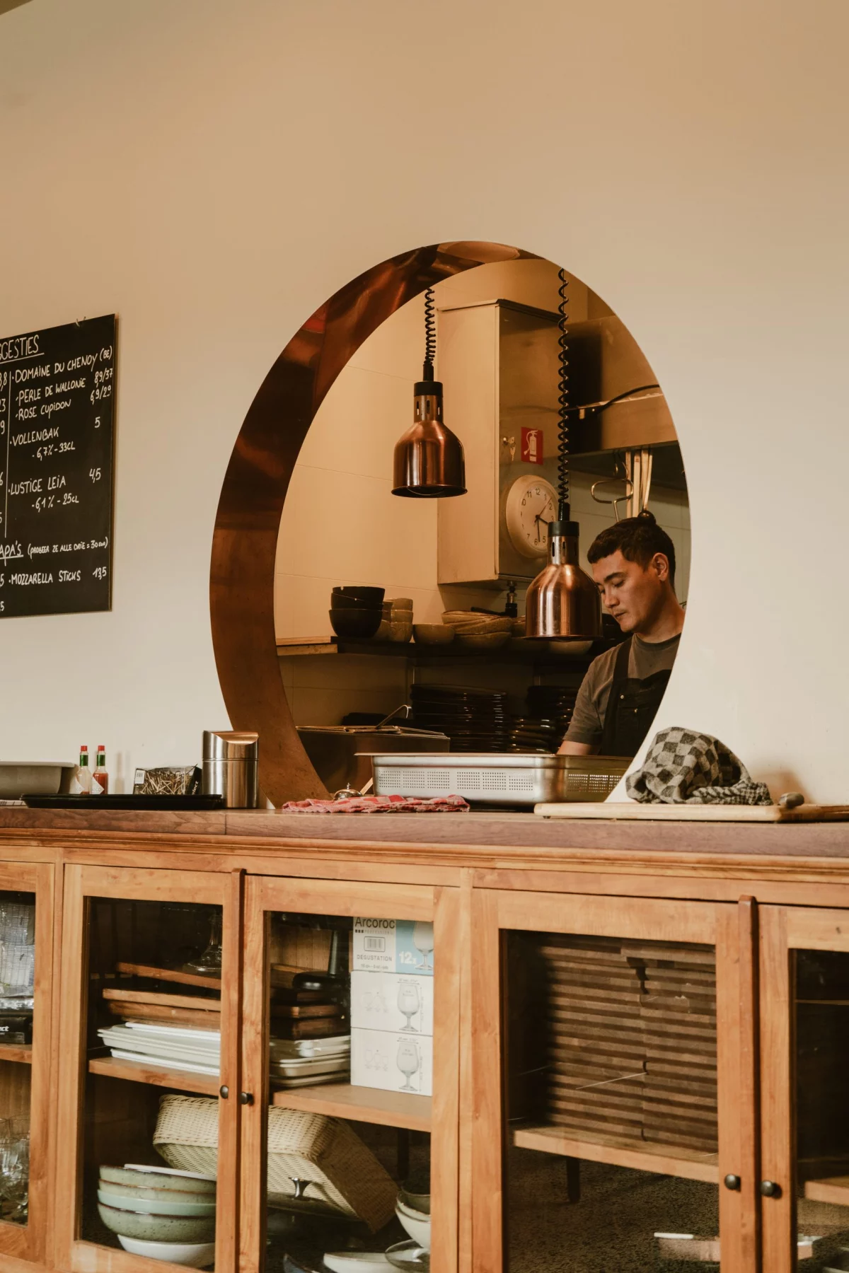 Interieur van een Leuvense brouwerij met medewerker achter de bar