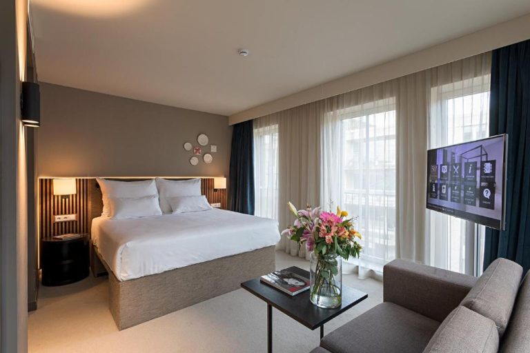 Kamer van Pestana Amsterdam Riverside met grote ramen