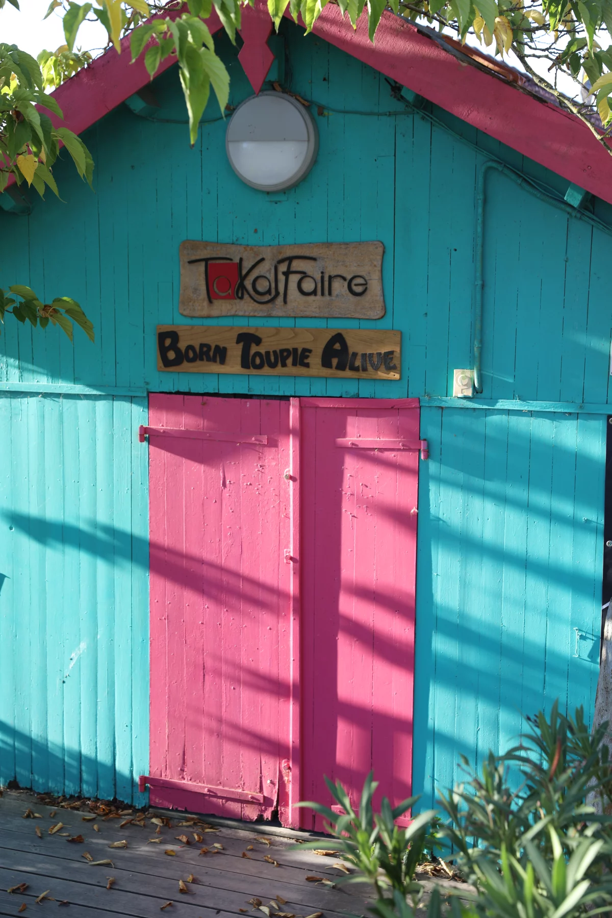 Kleurrijke turquoise en roze kunstenaarscabane in Le Château-d’Oléron