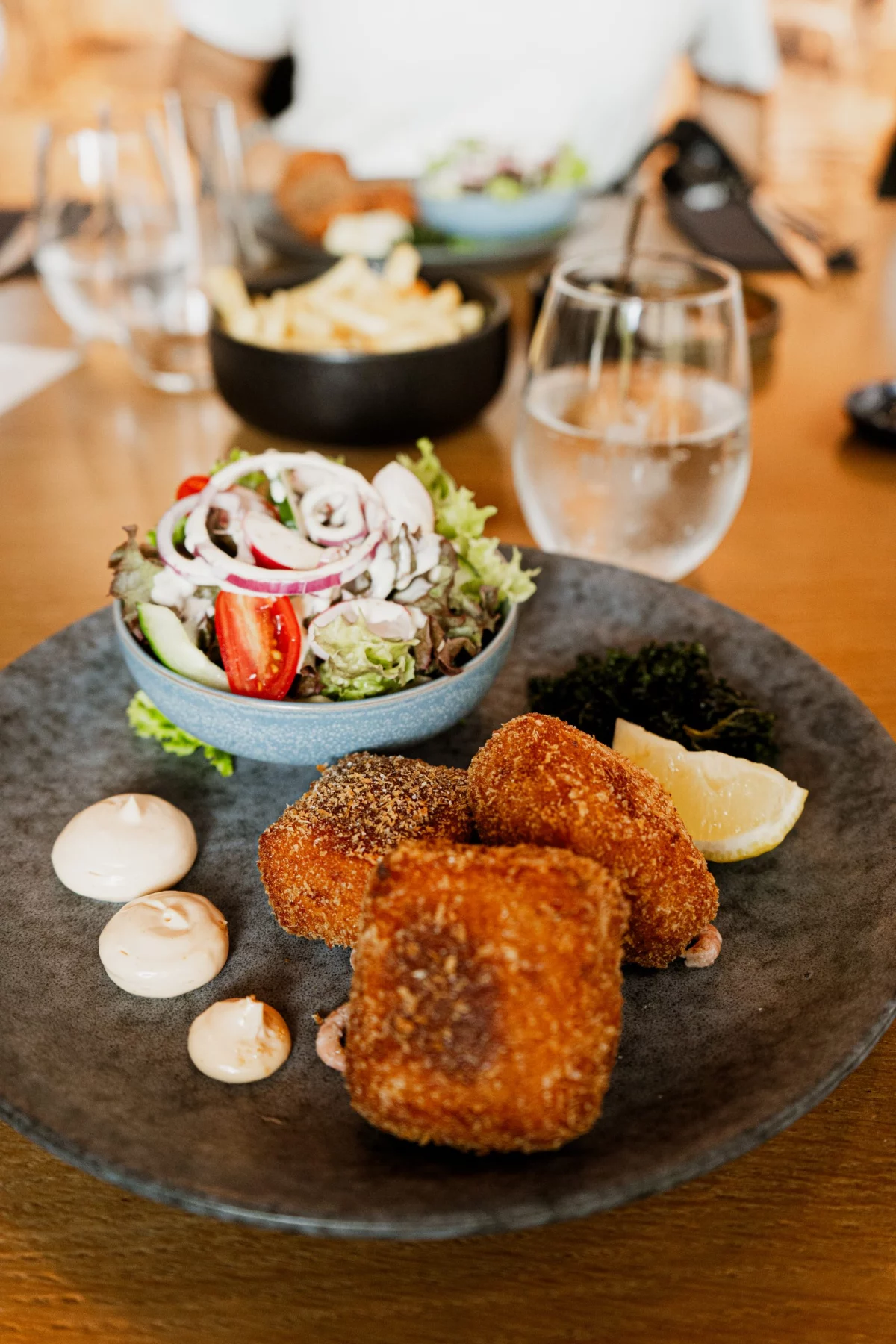 Maaltijd met kroketten en salade in Leuven