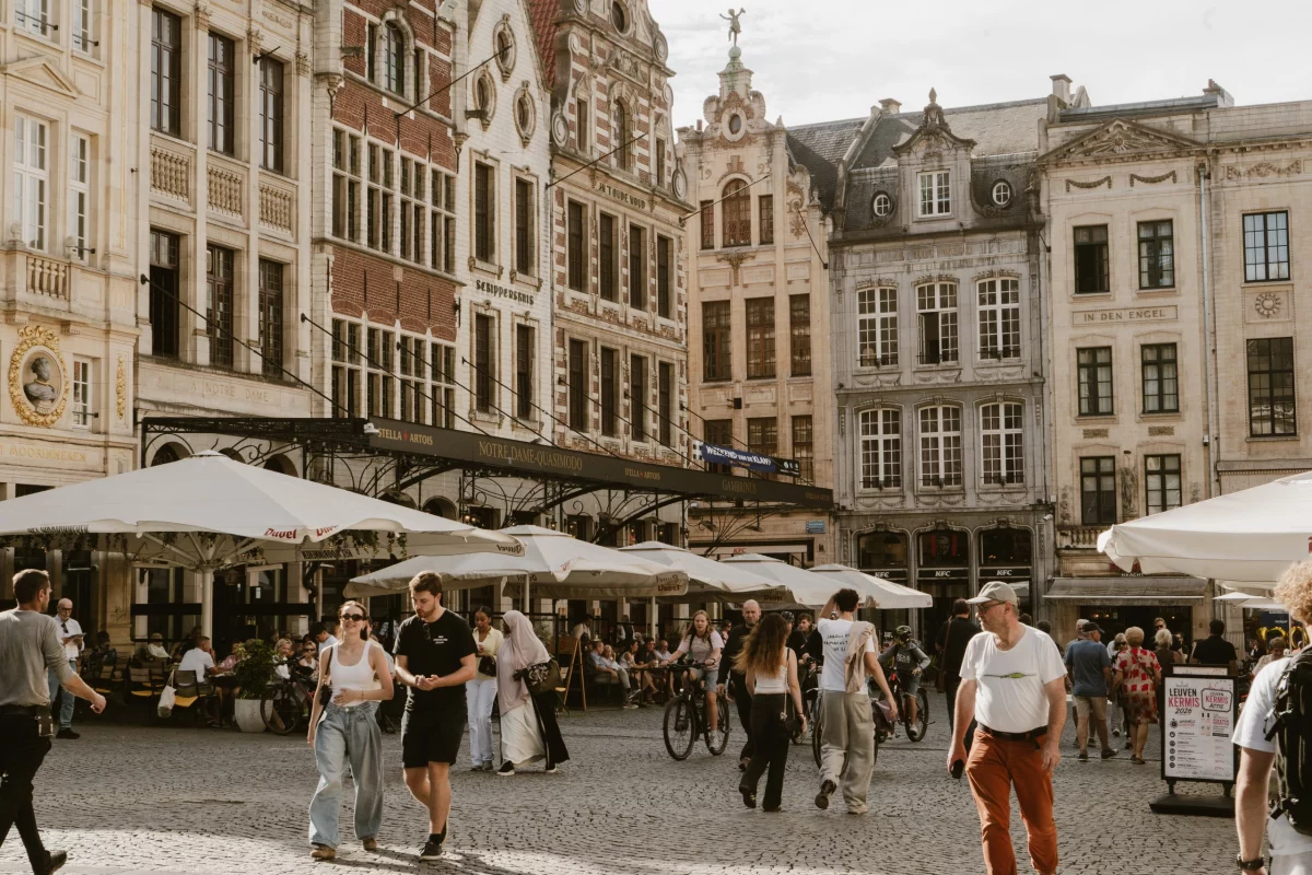 Terrassen en historische gevels in het centrum van Leuven