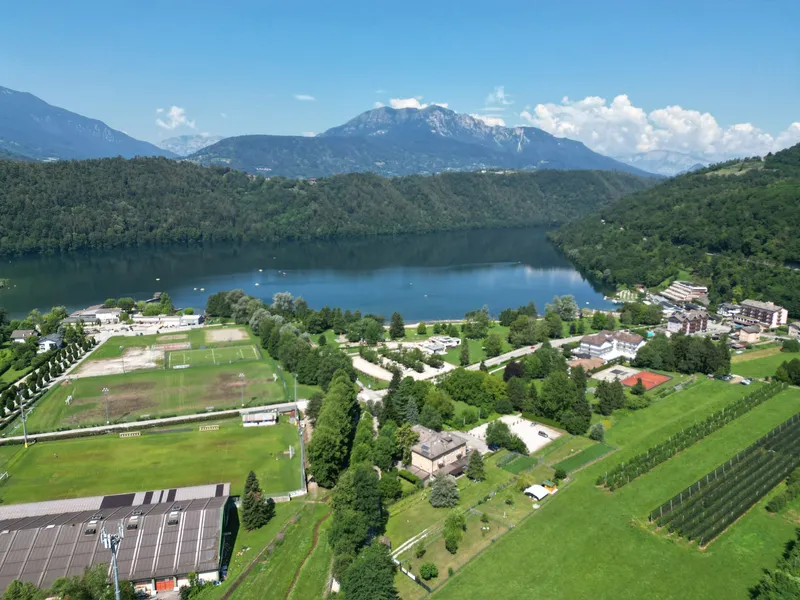 Meer tussen groene heuvels en bergen