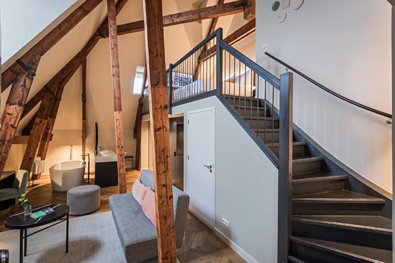 Loft suite met houten balken in Pestana Amsterdam Riverside