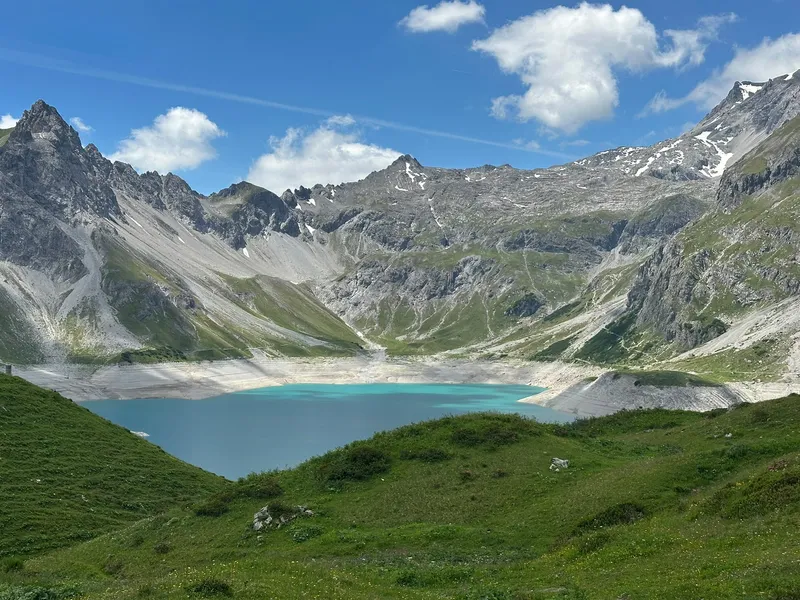 Bergmeer tussen alpenweiden en rotsachtige bergen
