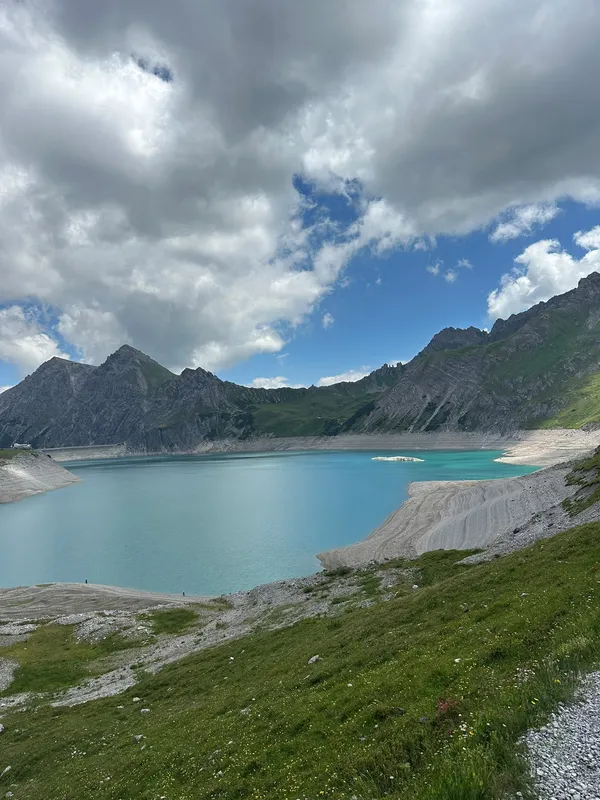 Bergreservoir tussen steile rotsbergen