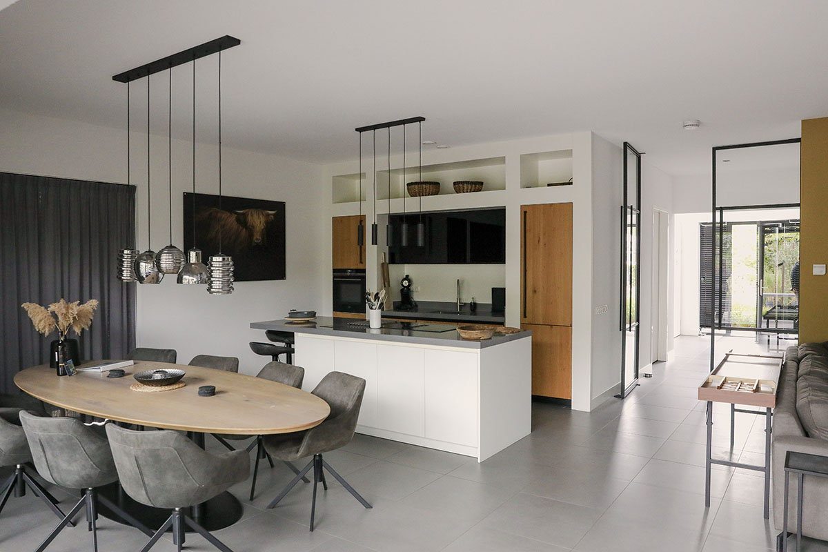 Moderne woonkeuken in een vakantiehuis op Harderwold