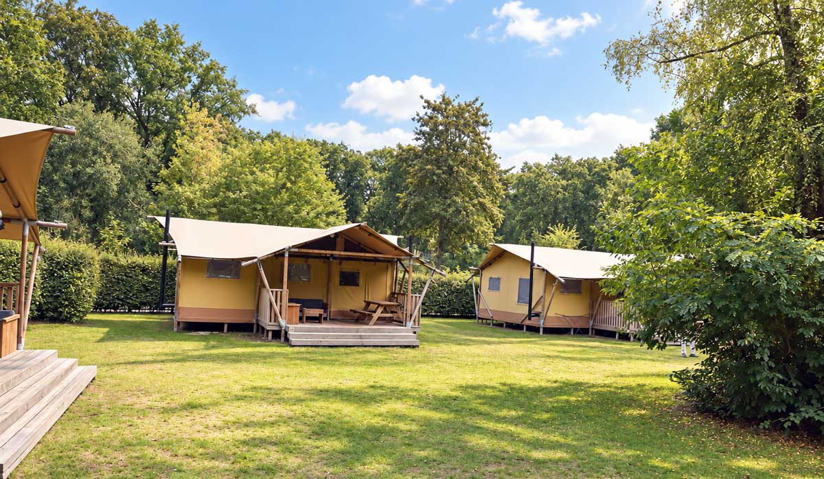 Groene opzet van glamping Gooise Heide met ruime velden.