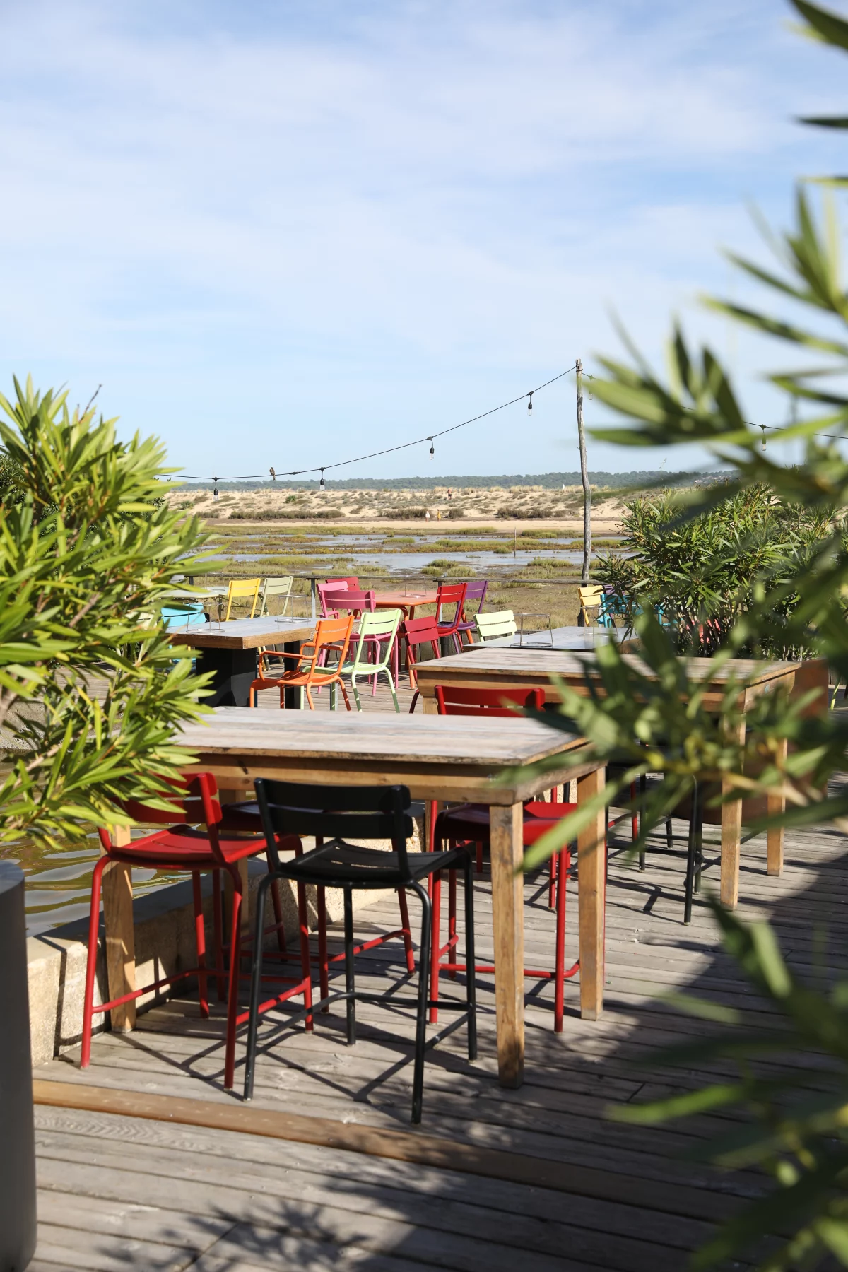 Terras bij een oestercabane met uitzicht over het Bassin d’Arcachon