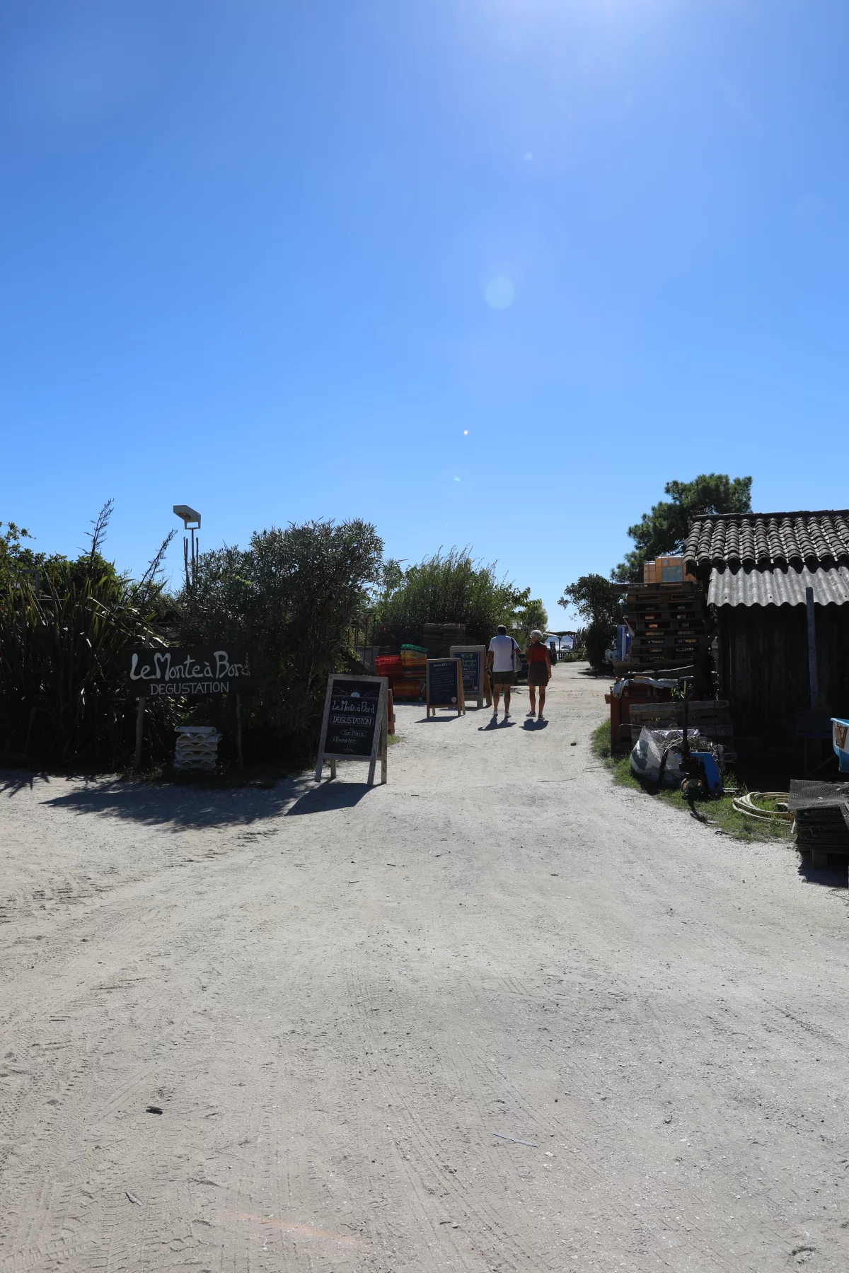 Zandpad tussen oestercabanes op Cap Ferret