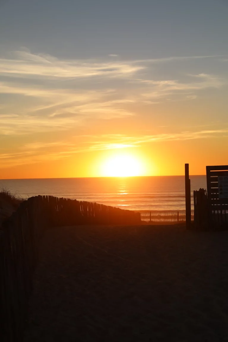 Zonsondergang boven de Atlantische Oceaan bij Lacanau tijdens de roadtrip