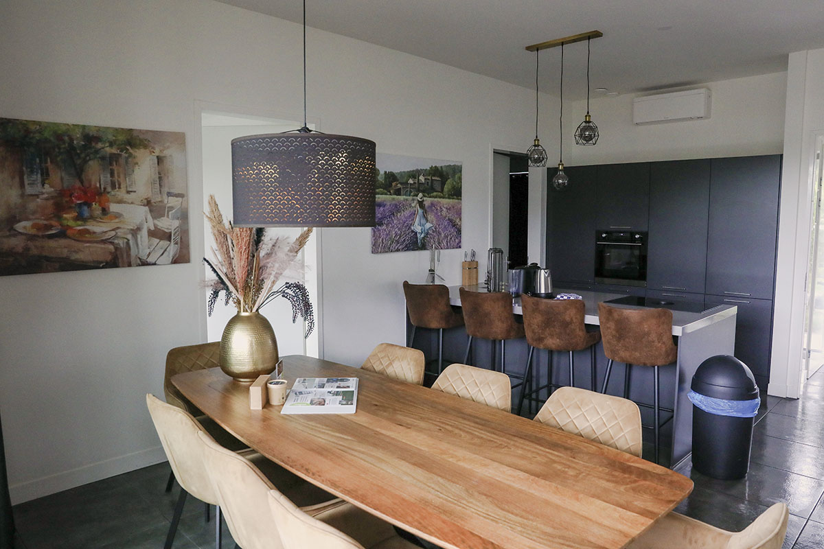 Ruime eetkamer en keuken in een luxe villa op Harderwold