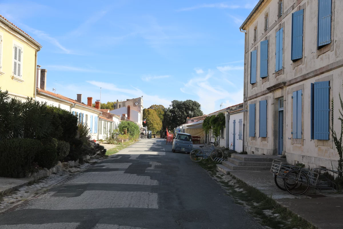 Rustige straat met lage huizen op het autovrije Île d’Aix