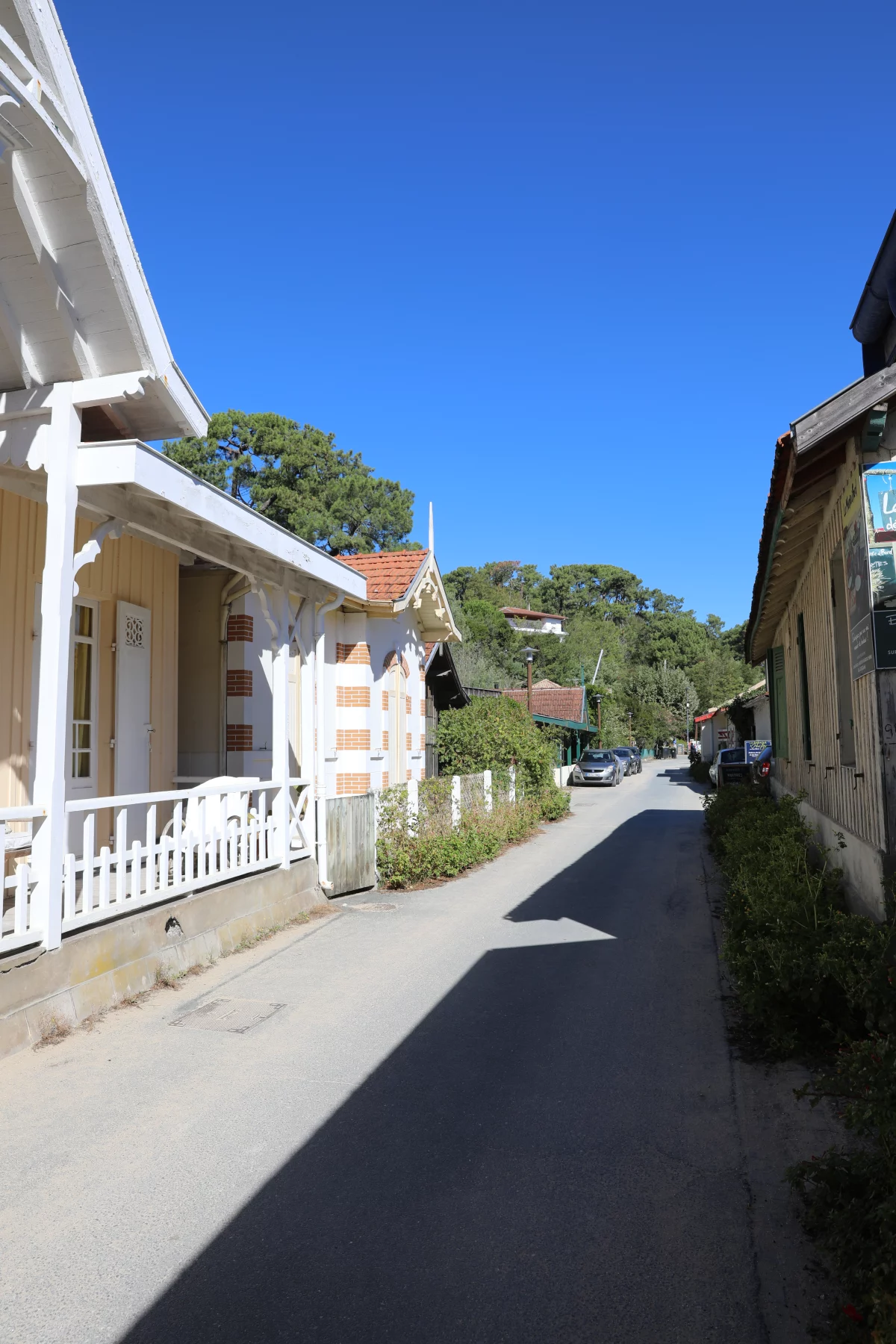 Smalle straat tussen de huizen van Village de L’Herbe
