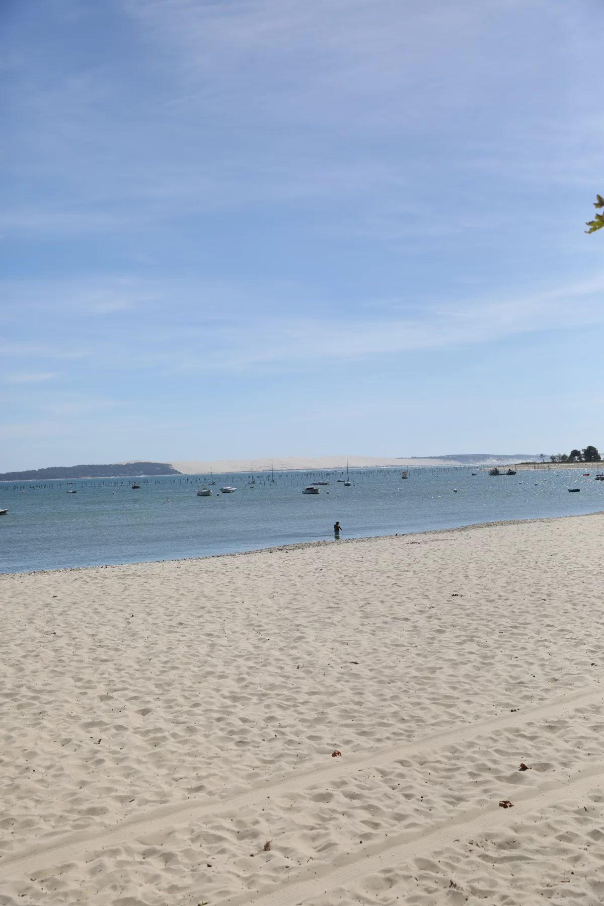 Zandstrand aan het Bassin d’Arcachon met de Dune du Pilat in de verte
