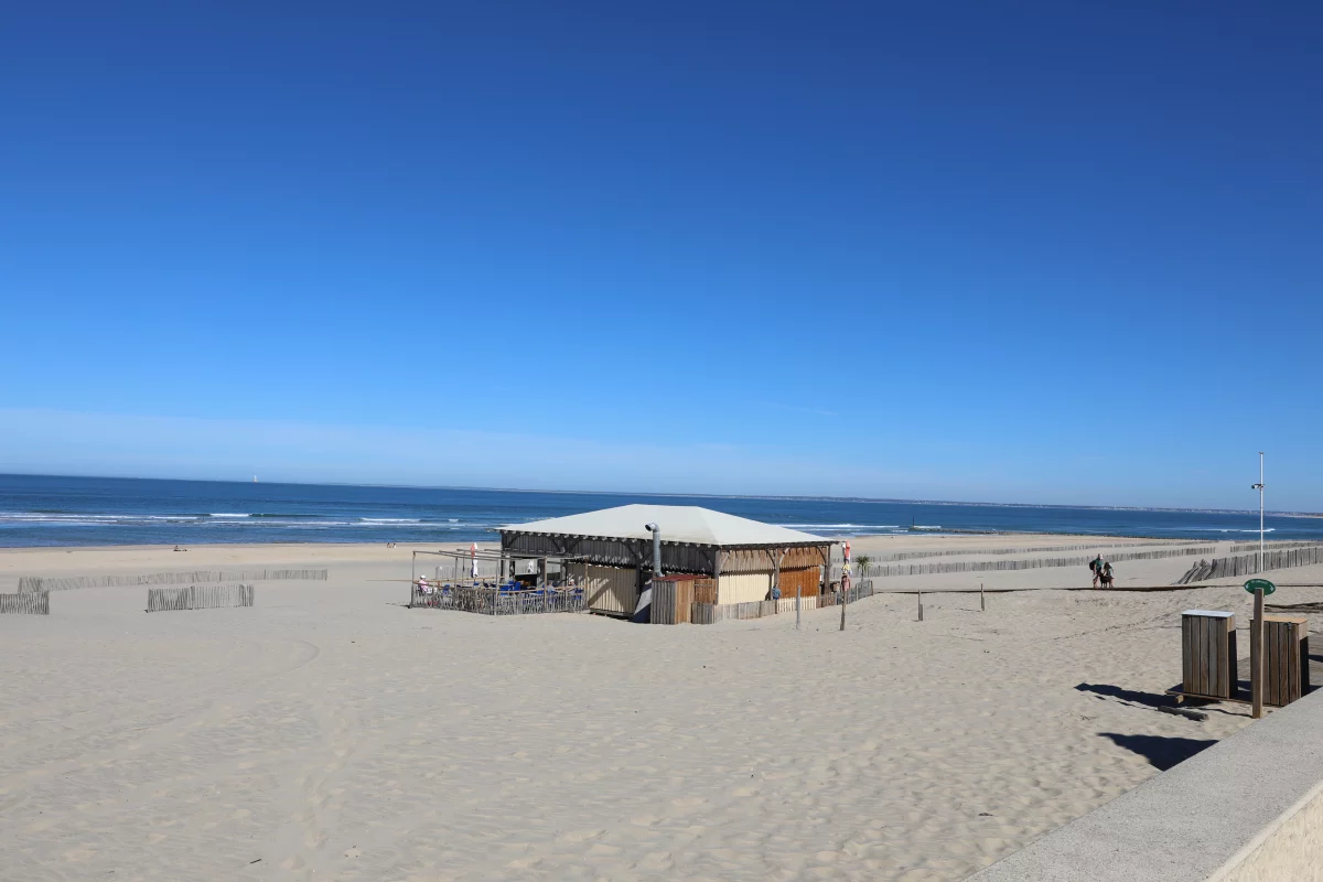 Breed zandstrand aan de Atlantische Oceaan bij Soulac-sur-Mer