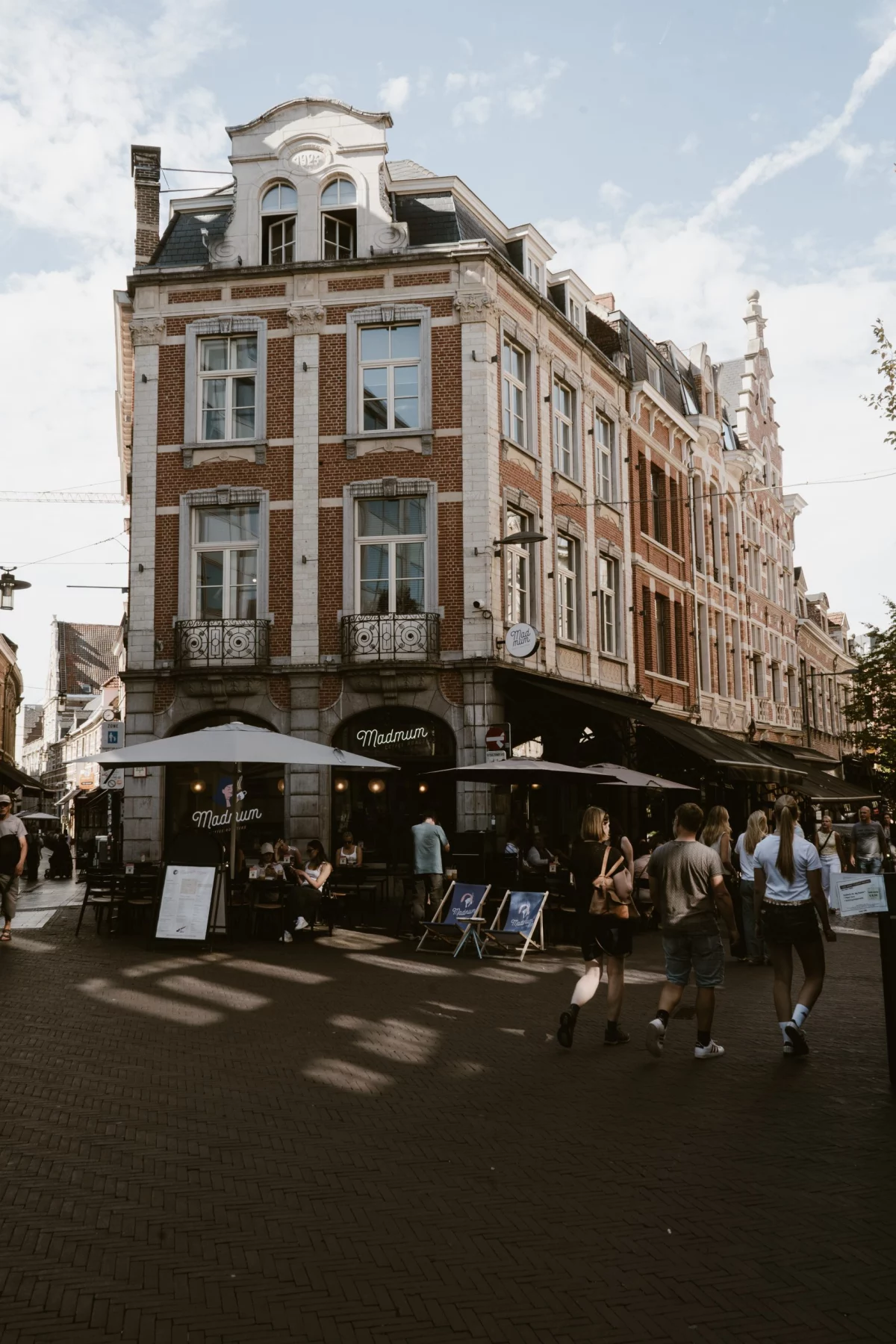Hoekpand met terras in het centrum van Leuven