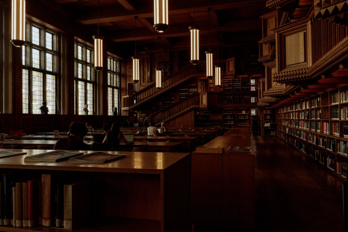 Houten leeszaal van de Universiteitsbibliotheek in Leuven