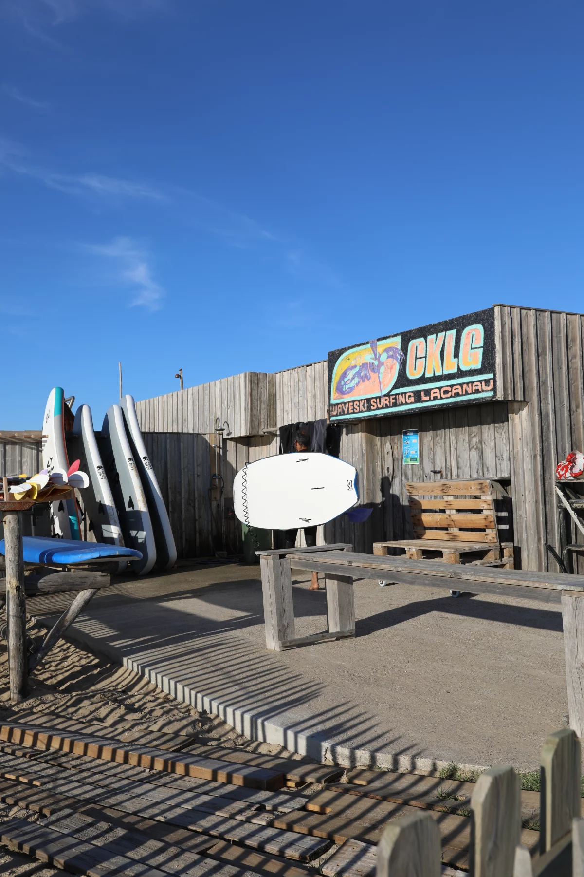 Waveski- en surfboards bij de watersportlocatie in Lacanau