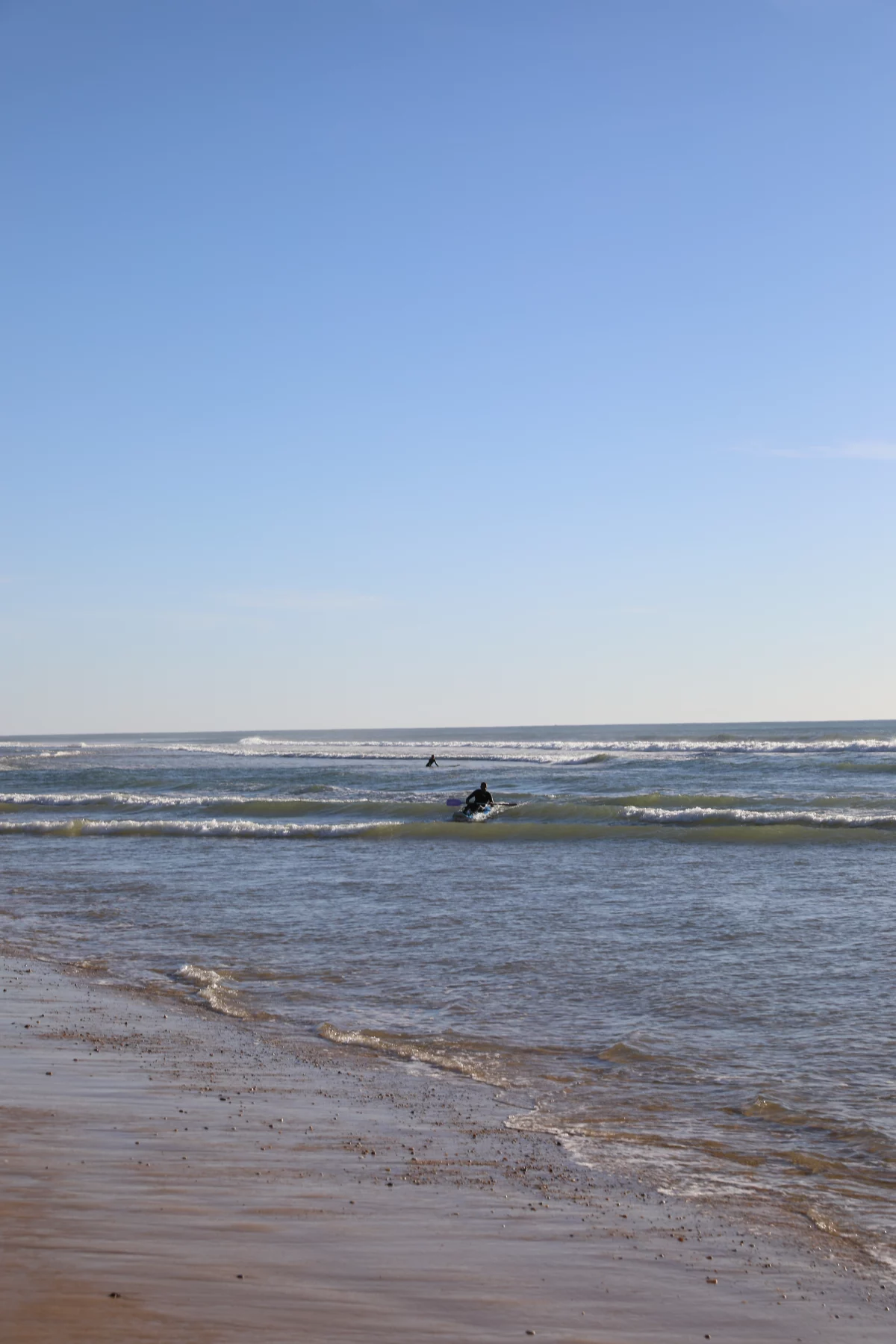 Waveskiër op een kleine golf voor de kust van Lacanau-Océan
