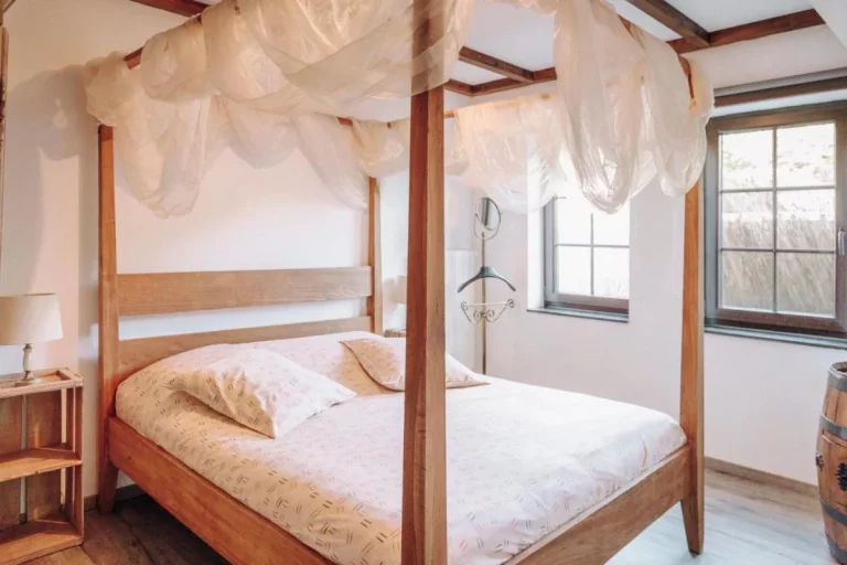 Westernkamer met hemelbed bij Guest house Western-city in Chaudfontaine