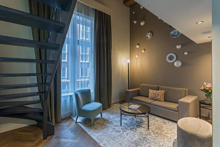 Zitgedeelte van een suite in Pestana Amsterdam Riverside