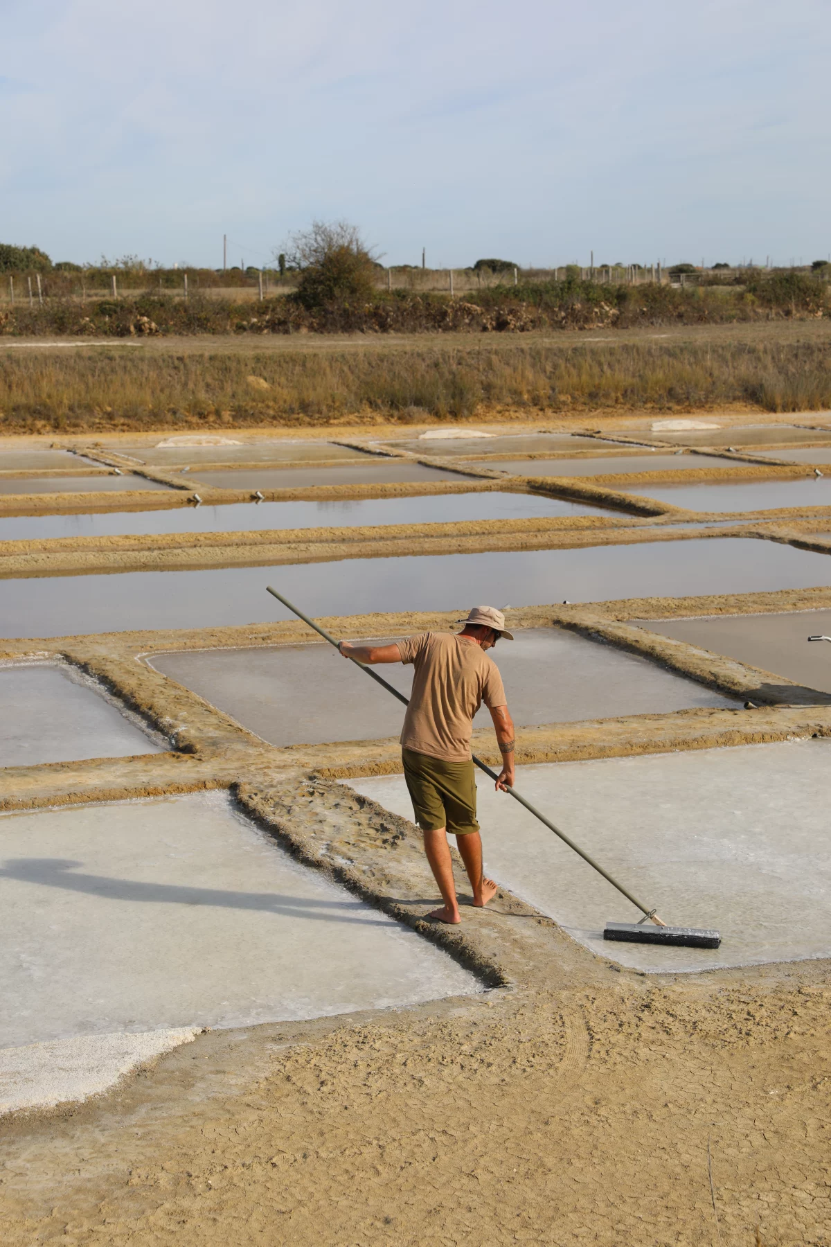 Zoutwerker in de zoutbassins op Île d’Oléron