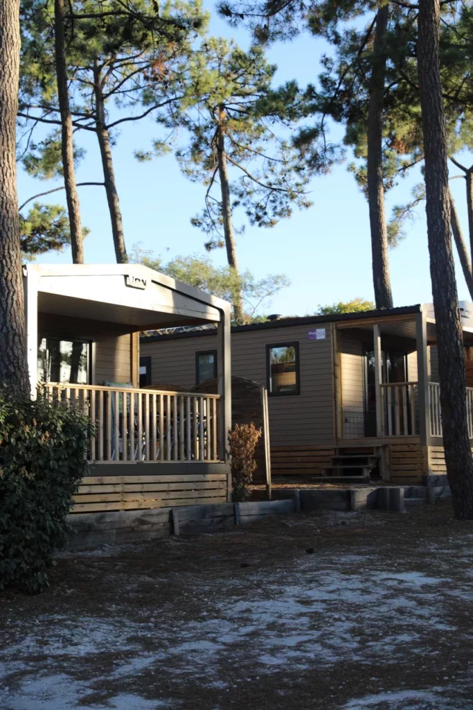 Cottage tussen de pijnbomen op Camping l’Océan bij Lacanau
