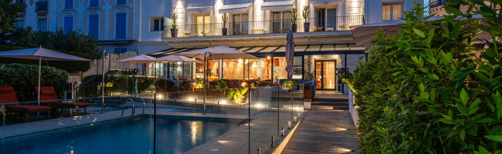 Zwembad en verlicht terras van Hôtel Le Canberra in Cannes