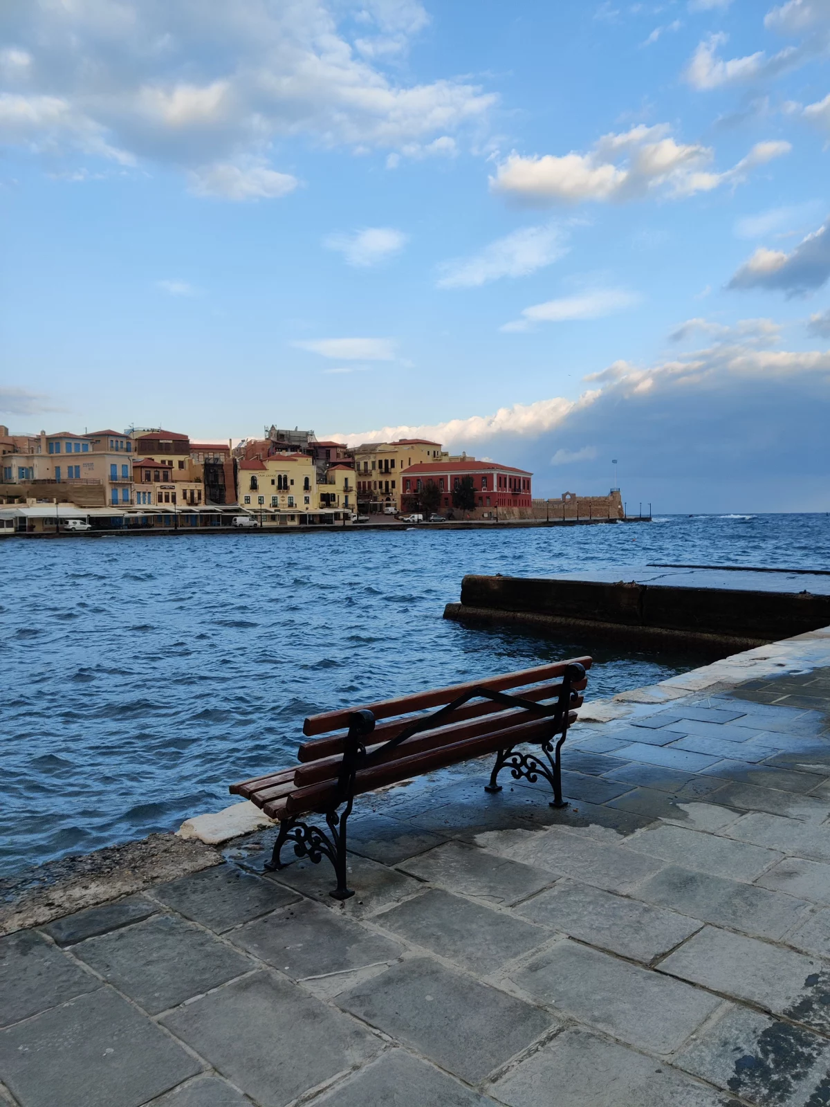 Haven en boulevard van Chania op Kreta