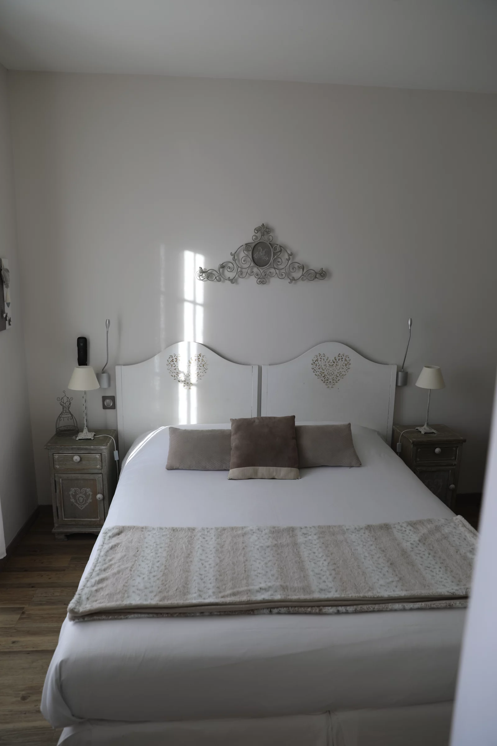 Kamer met wit hoofdbord in Grand Hôtel des Bains SPA in Fouras-les-Bains