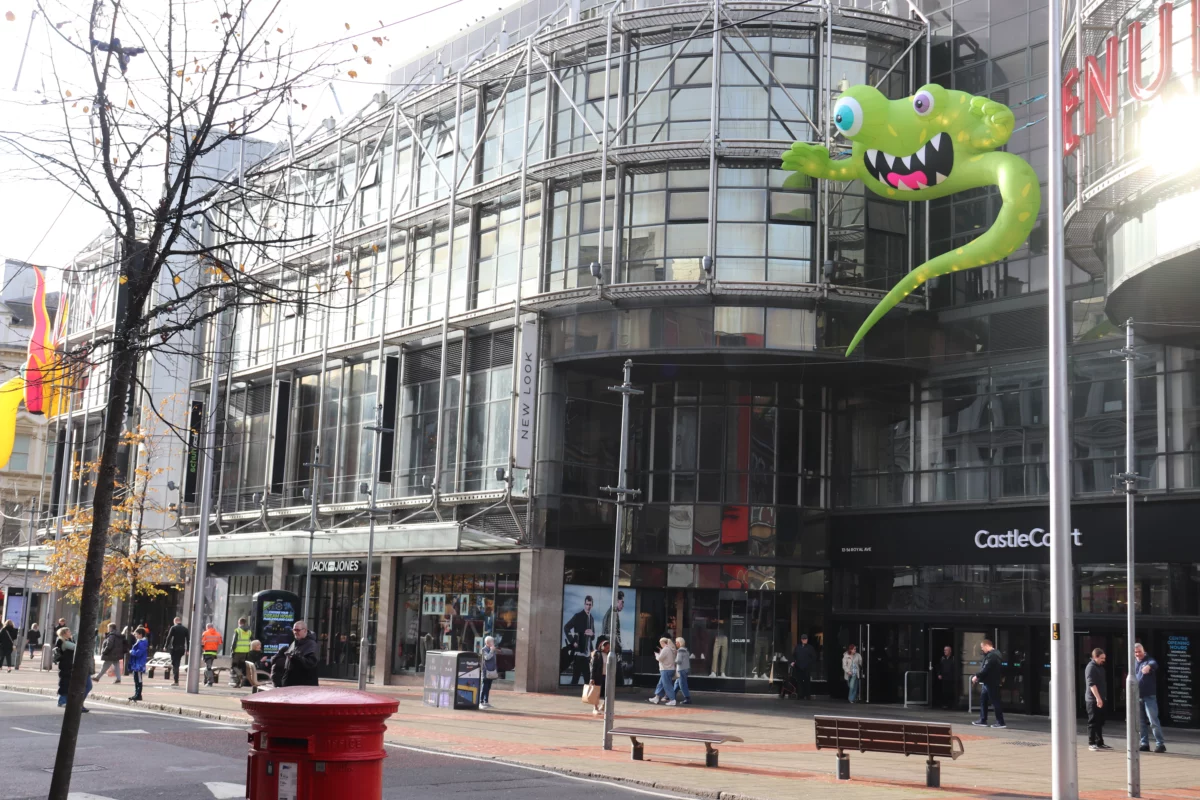 Groen opblaasmonster boven de ingang van CastleCourt in Belfast