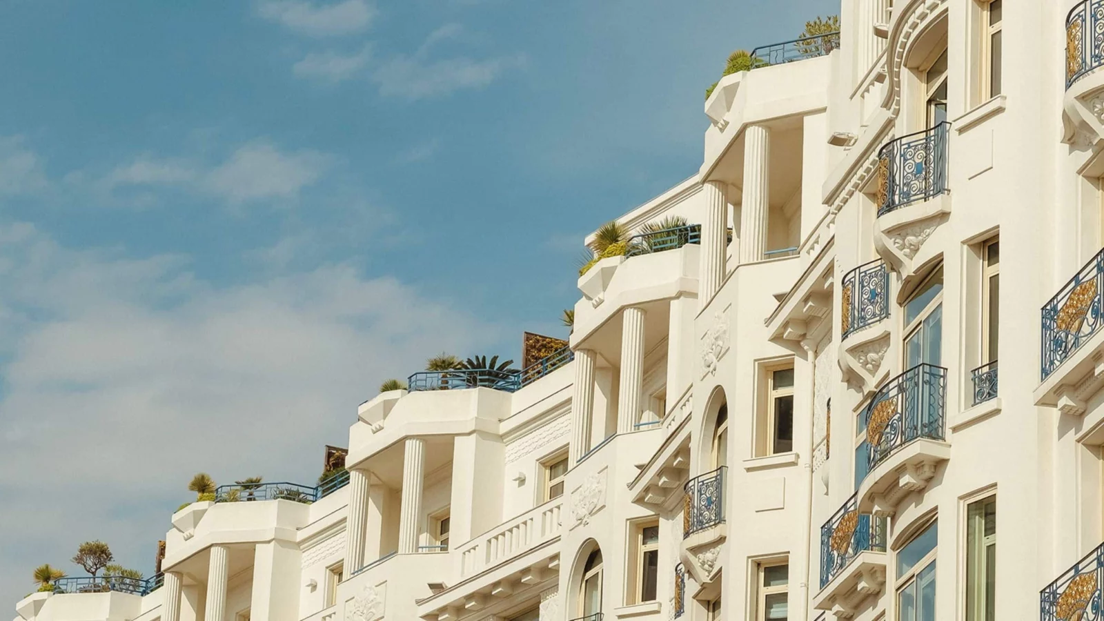 Witte gevel met balkons van Hôtel Martinez aan de Croisette in Cannes