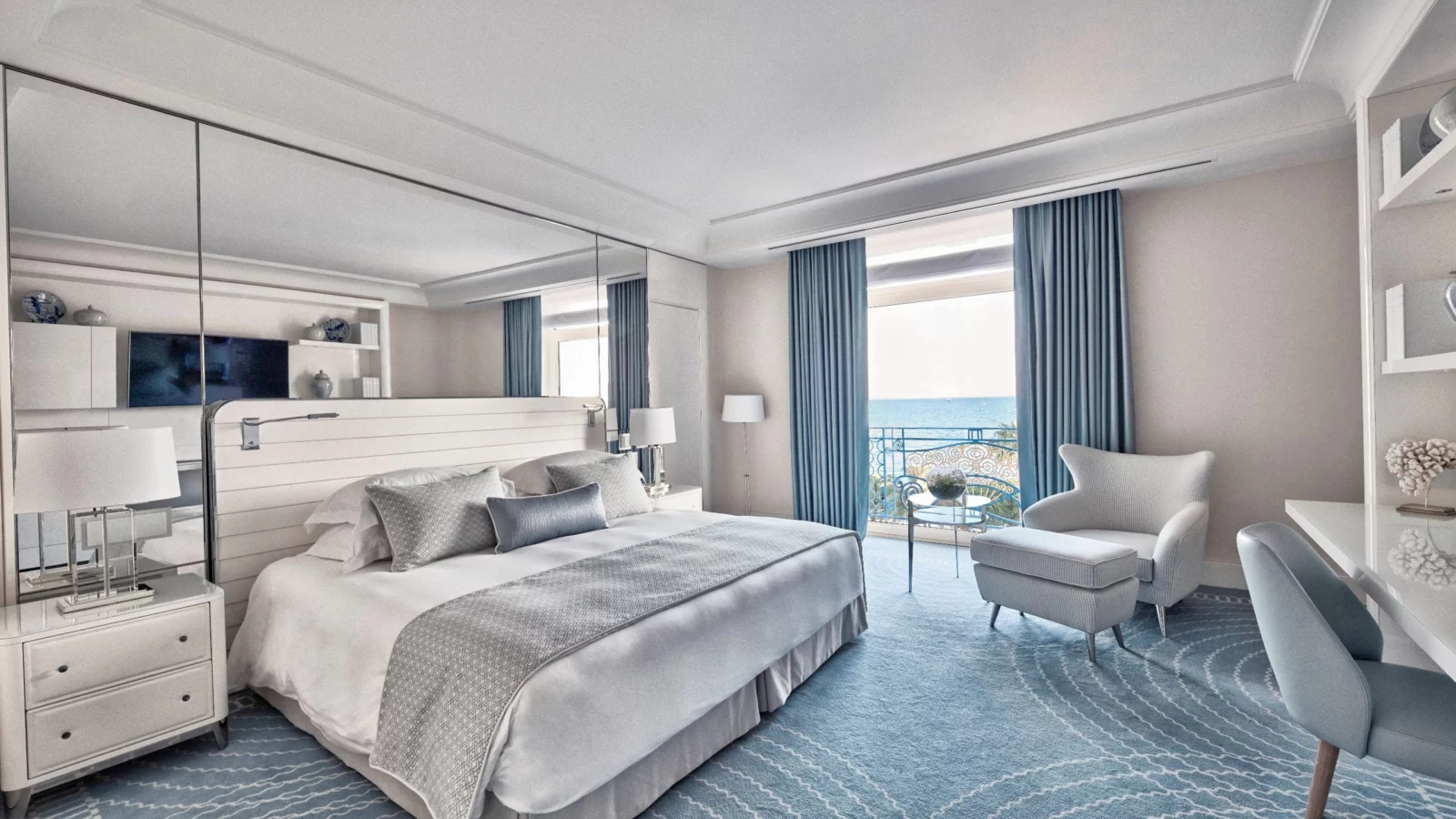 Kamer met zeezicht en lichte art-decoinrichting in Hôtel Martinez