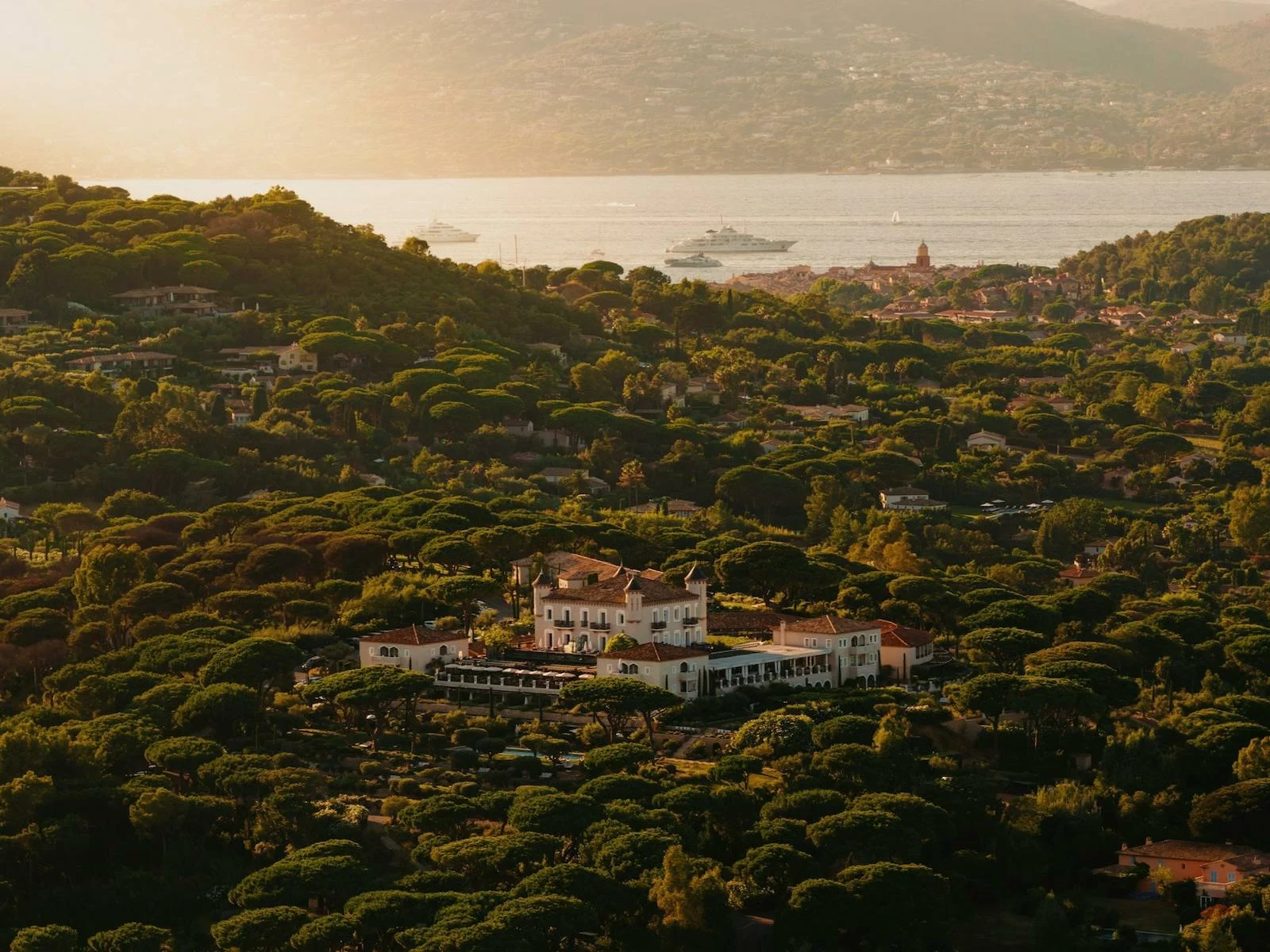 Château de la Messardière tussen de bomen boven de kust bij Saint-Tropez