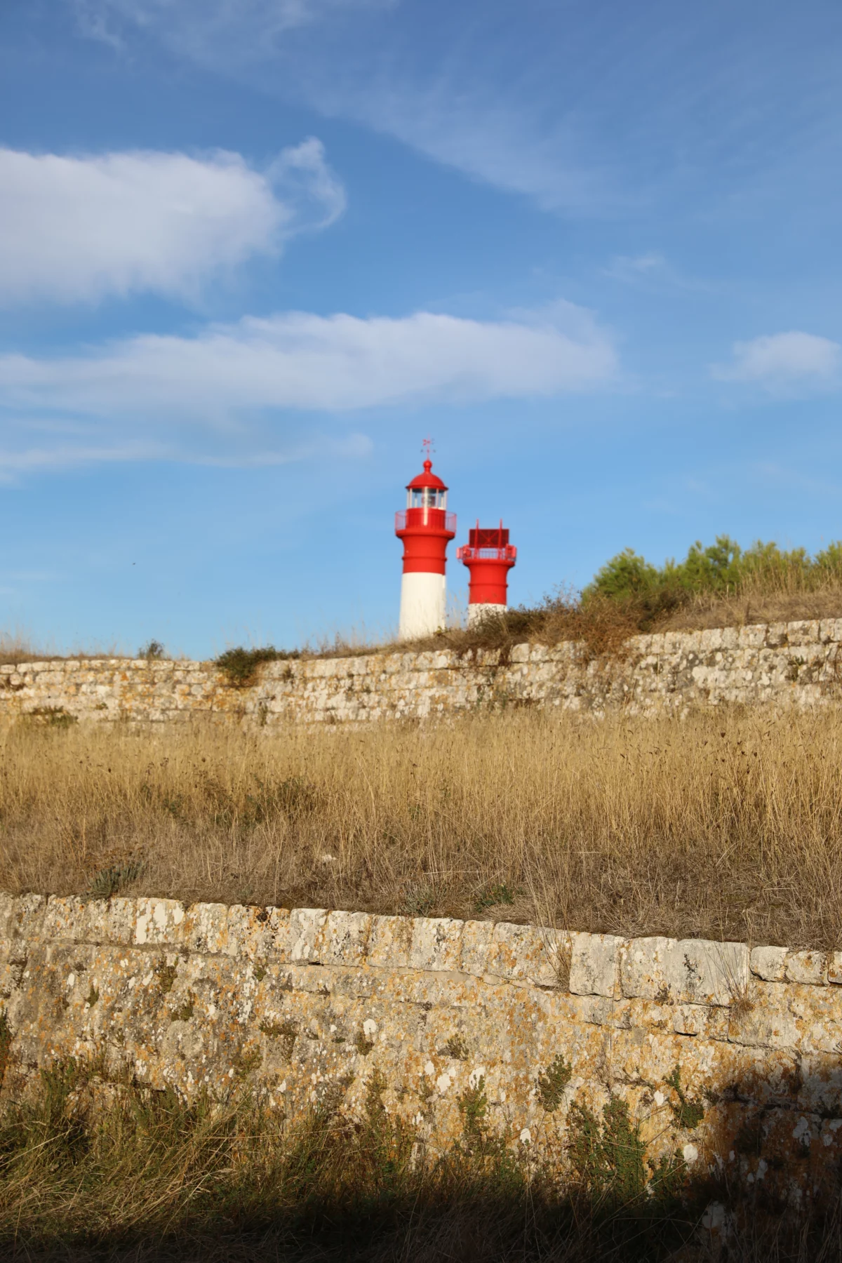 De twee rood-witte vuurtorens boven de vestingmuren van Fort de la Rade op Île d’Aix