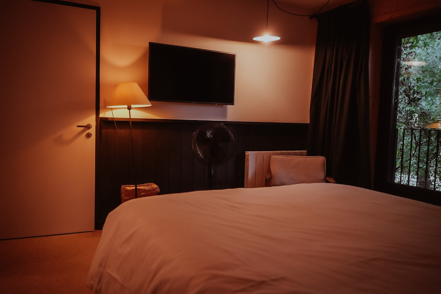 Hotelkamer met tweepersoonsbed bij Le Barn