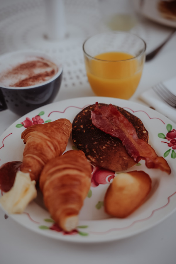 Ontbijt met croissants en sinaasappelsap bij Le Barn